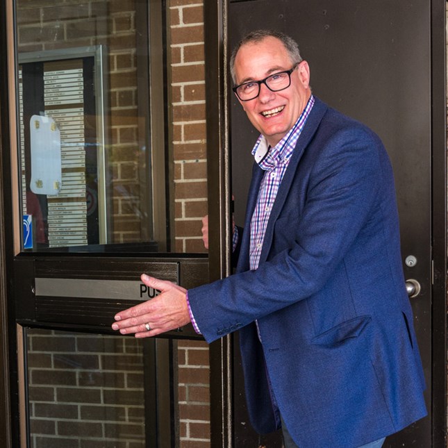 Jamie Lowery inviting visitors